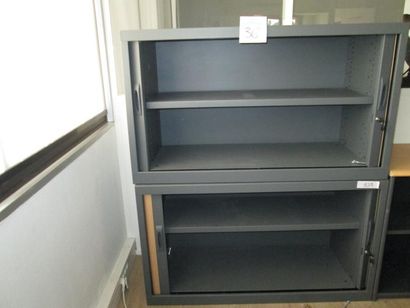 2 armoires basses à rideaux 
