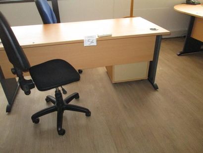 1 table bureau mélaminé bois clair_x000D_

2...