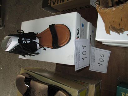 1 paire de chaussures MINNETONKA noir T3...
