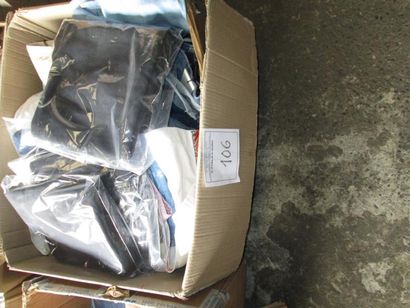1 carton comprenant environ 40 jeans, et...