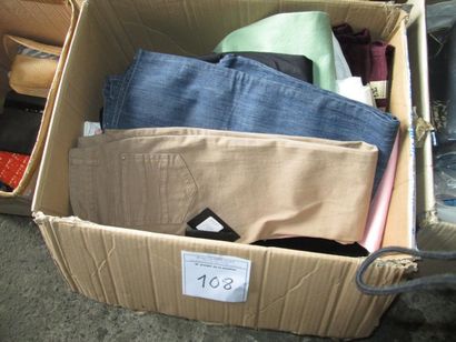 1 carton comprenant environ 30 pantalons...