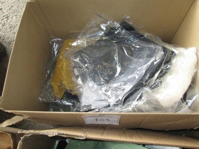 1 carton comprenant tee-shirts, pantalons...