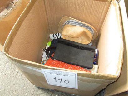 1 carton comprenant sacs, chapeaux et colliers...