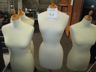 1 lot de 4 mannequins sur pieds