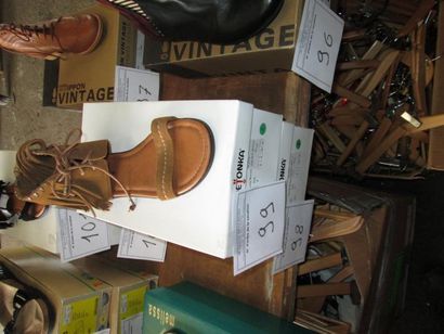 1 paire de chaussures MINNETONKA camel T...