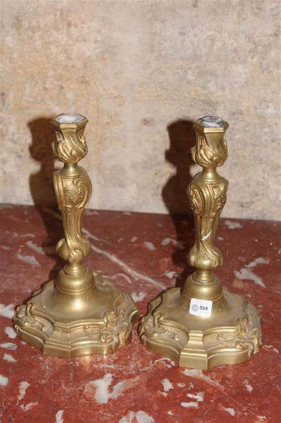 Paire de bougeoirs en bronze doré à décor...
