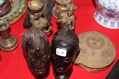 Deux sujets en bois exotique, visages. On...