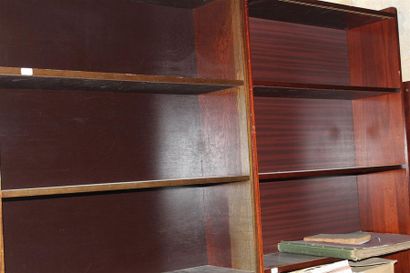 Trois éléments de bibliothèque en bois teinté...