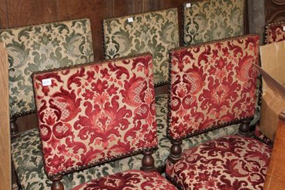 Suite de six chaises en chêne sculpté, piètement...