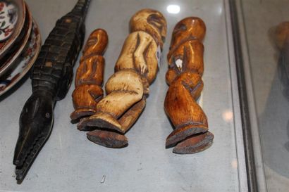 Trois sujets en os sculpté, Afrique XXe....