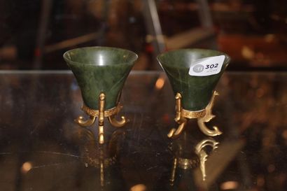 Paire de petites coupes en jade vert épinard,...