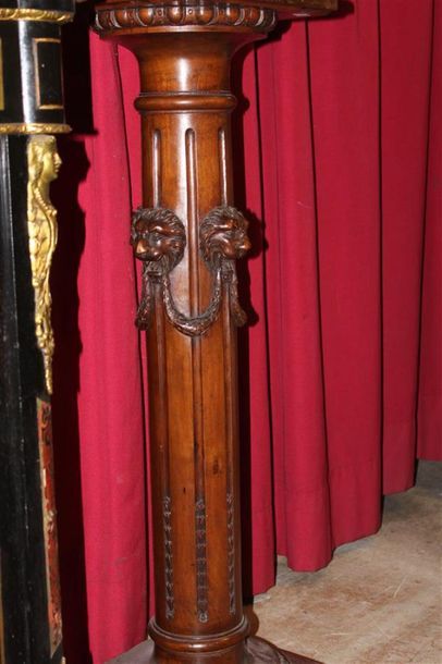 Paire de colonnes selettes en noyer mouluré...