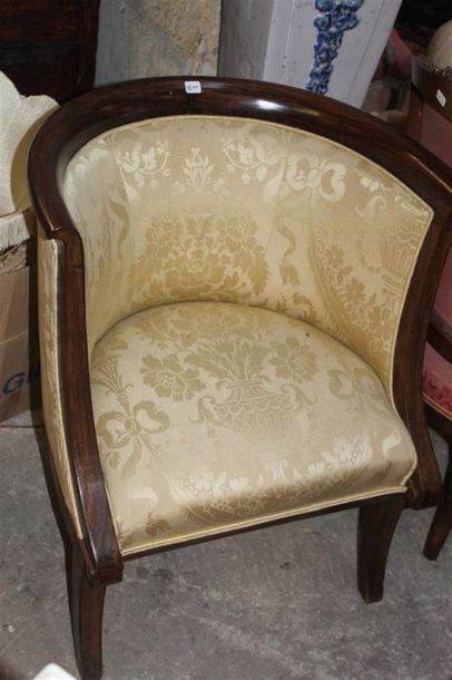 Paire de fauteuils dossier gondole, en bois...