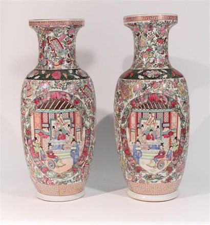 Paire de vases en porcelaine à décor polychrome...