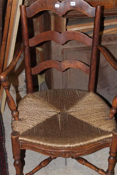 Fauteuil en noyer tourné et sculpté à décor...