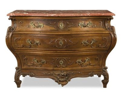 Commode en noyer sculpté, décor de coquilles...