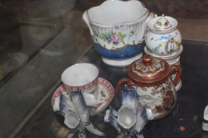 Ensemble de porcelaines comprenant un cache-pot...