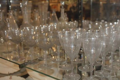 Ensemble d'environ 35 verres à pied en cristal,...