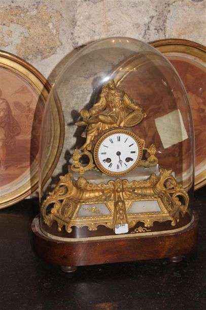 Pendule en régule doré et albâtre figurant...