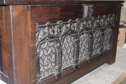 Coffre en noyer teinté et sculpté, dans le...