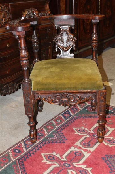 Fauteuil en noyer sculpté à décor de mufles...