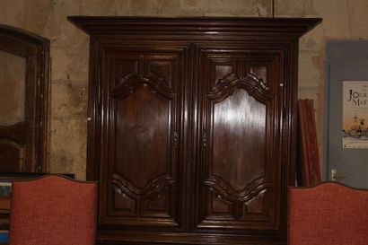 Armoire lingère en noyer mouluré, corniche...