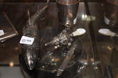 Une timbale en argent poinçon Minerve à décor...