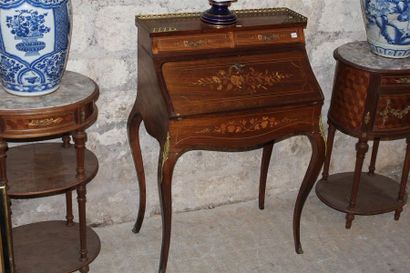 Petit bureau de dame en bois de placage à...