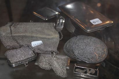 Trois aumônières en argent. On y joint deux...