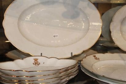 Partie de service en porcelaine à filet doré...