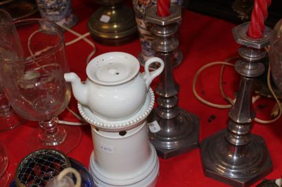 Une paire de bougeoirs en métal argenté....