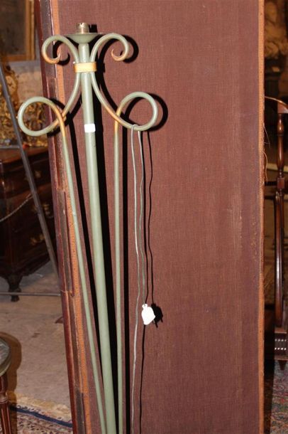 Piètement de lampadaire en fer forgé et peint,...