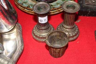 Paire de petits bougeoirs en métal argenté,...