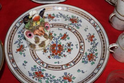Plat rond en porcelaine probablement Samson...