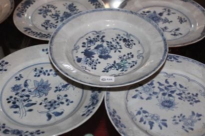 Ensemble de 27 assiettes à décor bleu/blanc...