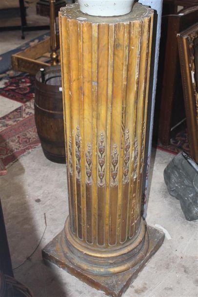 Colonne en bois sculpté et peint, fût à décor...