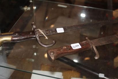 Deux baïonnettes anciennes, l'une marquée...