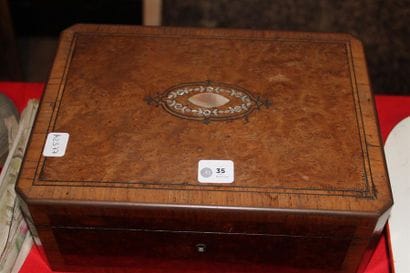 Coffret en placage de loupe et incrustations...