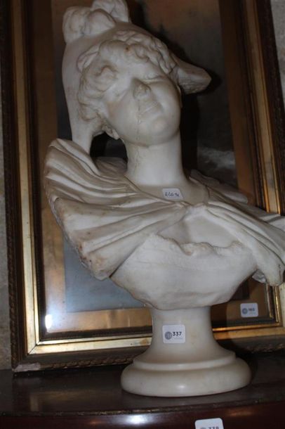 Sujet en marbre blanc sculpté - 