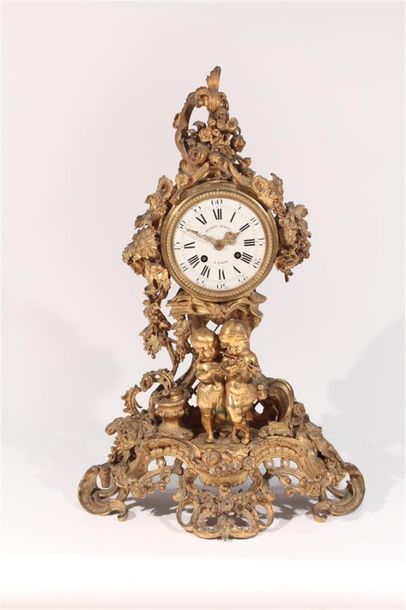 Importante pendule en bronze doré à décor...