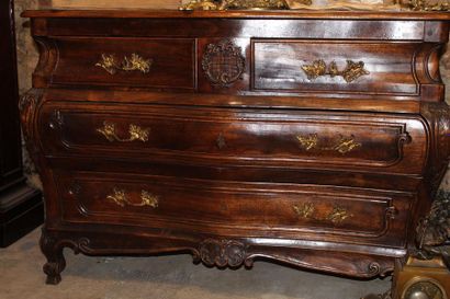 Commode en noyer mouluré et sculpté de forme...