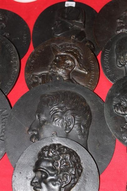 Médaillons en bronze : portraits de Napoléon...