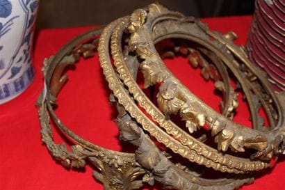 Piètement en bronze doré à décor de guirlandes...