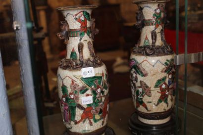 Paire de petits vases Nankin à décor tournant...