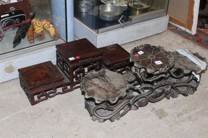 Socle à trois niveaux en bois exotique sculpté...
