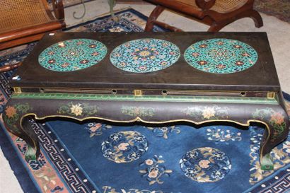 Table basse en bois laqué à décor peint de...