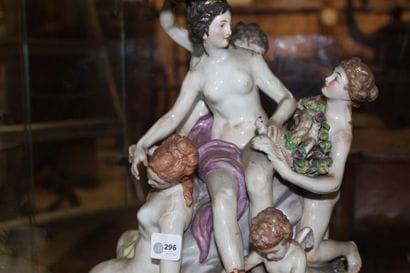Important groupe en porcelaine polychrome...