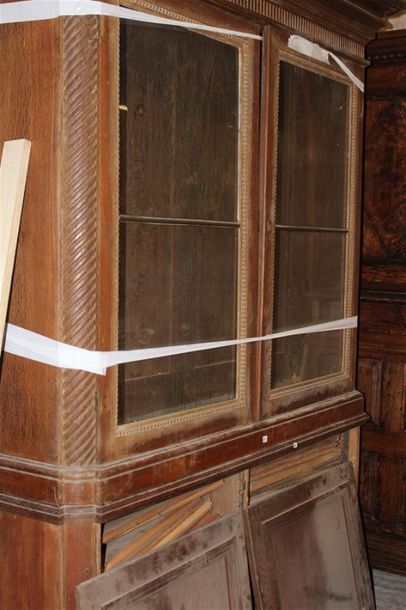 Meuble bibliothèque en chêne mouluré et sculpté...