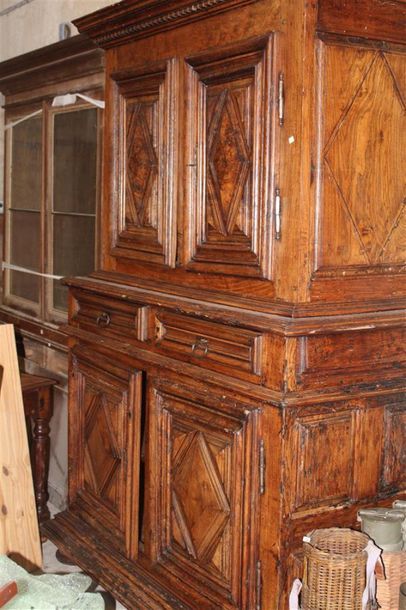 Buffet deux corps en noyer sculpté, décor...