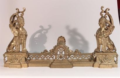 Paire de chênet et barre de foyer en bronze...